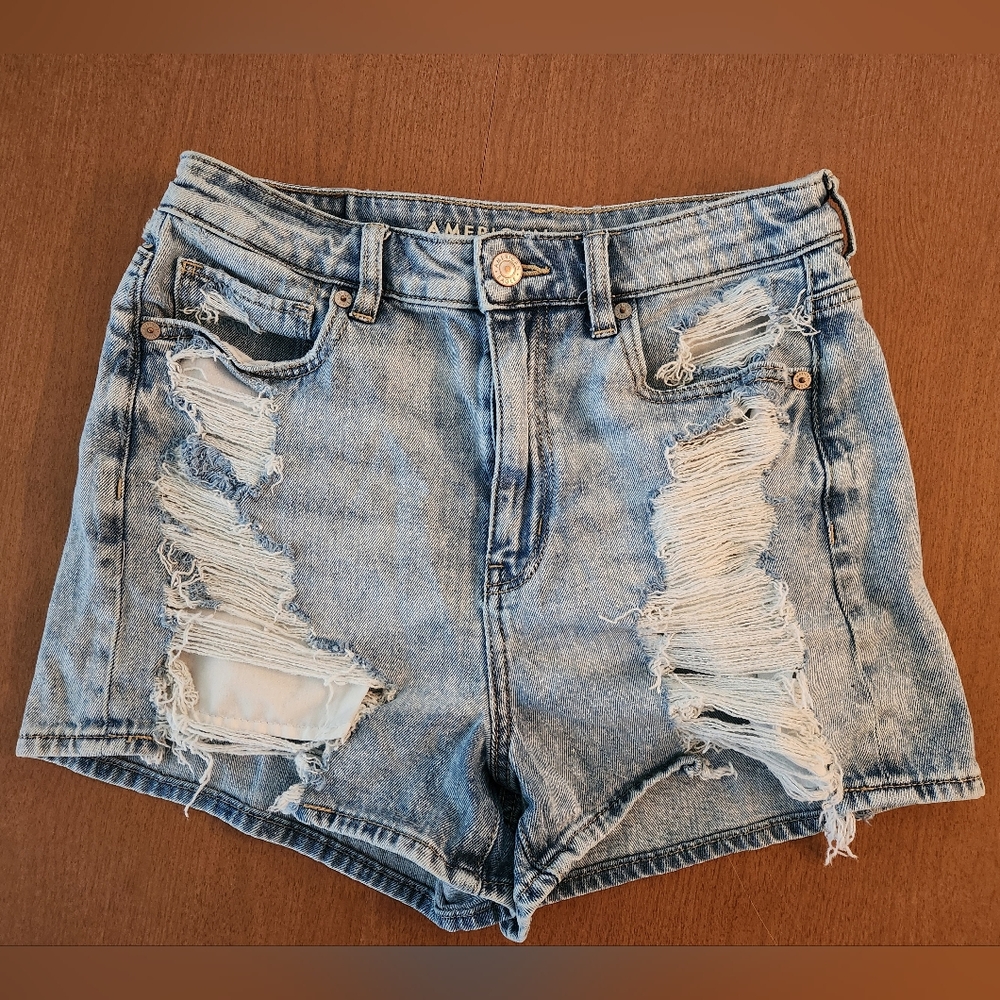 American Eagle Mom Short Jean Women's Size 6 Light Wash Distressed